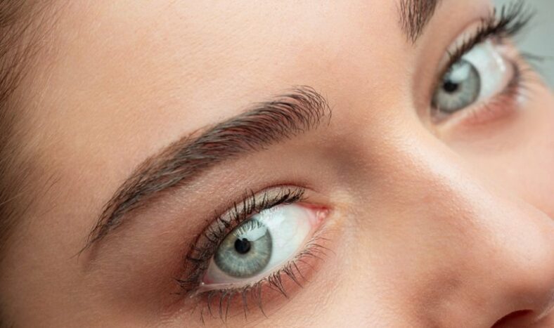 blicke_WEB_800.jpg Naheaufnahme eines Gesichts mit betonten Augenbrauen und strahlend blauen Augen.