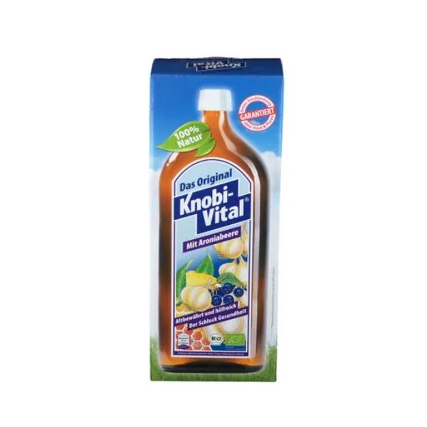 Flasche Knobi-Vital mit Aroniasaft, präsentiert auf blauem Hintergrund, mit Gesundheitsinformationen und Bio-Siegel.