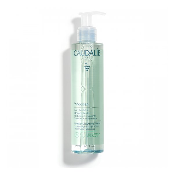 Flasche mit micellarem Reinigungwasser von Caudalie, grün-transparent, mit Pumpverschluss, 200 ml.