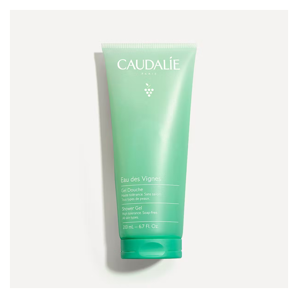 Grüner Duschgel-Tube von Caudalie mit dem Namen "Eau des Vignes" und Informationen zur Hautverträglichkeit.