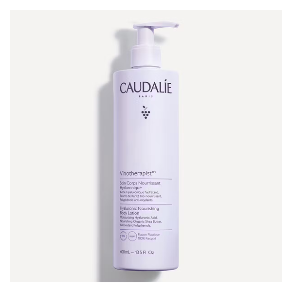 Flasche mit hyaluronhaltiger Körperlotion von Caudalie, lila Verpackung mit Pumpe, 400ml.