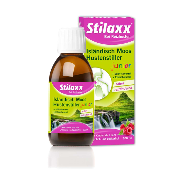 Flasche mit Stilaxx, einem Hustenmittel für Kinder, mit grünem Etikett und rosa Verpackung im Hintergrund.