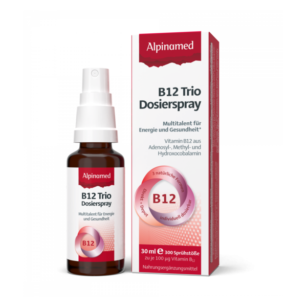 B12 Trio Dosierspray in dunkler Flasche mit Sprühkopf, verpackt in einer farbigen Schachtel mit Informationen zu Anwendung und Inhaltsstoffen.