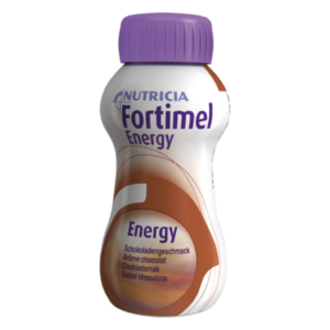 Flasche mit Fortimel Energy in Schokoladengeschmack, mit lila Kappe und informativen Label-Details.