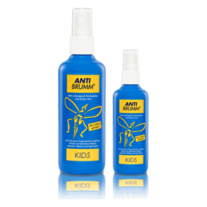 Zwei Flaschen Anti-Brumm Insektenschutzmittel für Kinder, eine große und eine kleine, mit blauer Verpackung und gelben Akzenten.