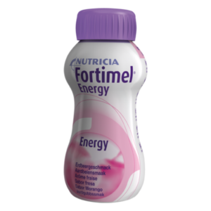 Flasche Fortimel Energy in Erdbeergeschmack mit lila Schraubkappe und geschwungener Form.