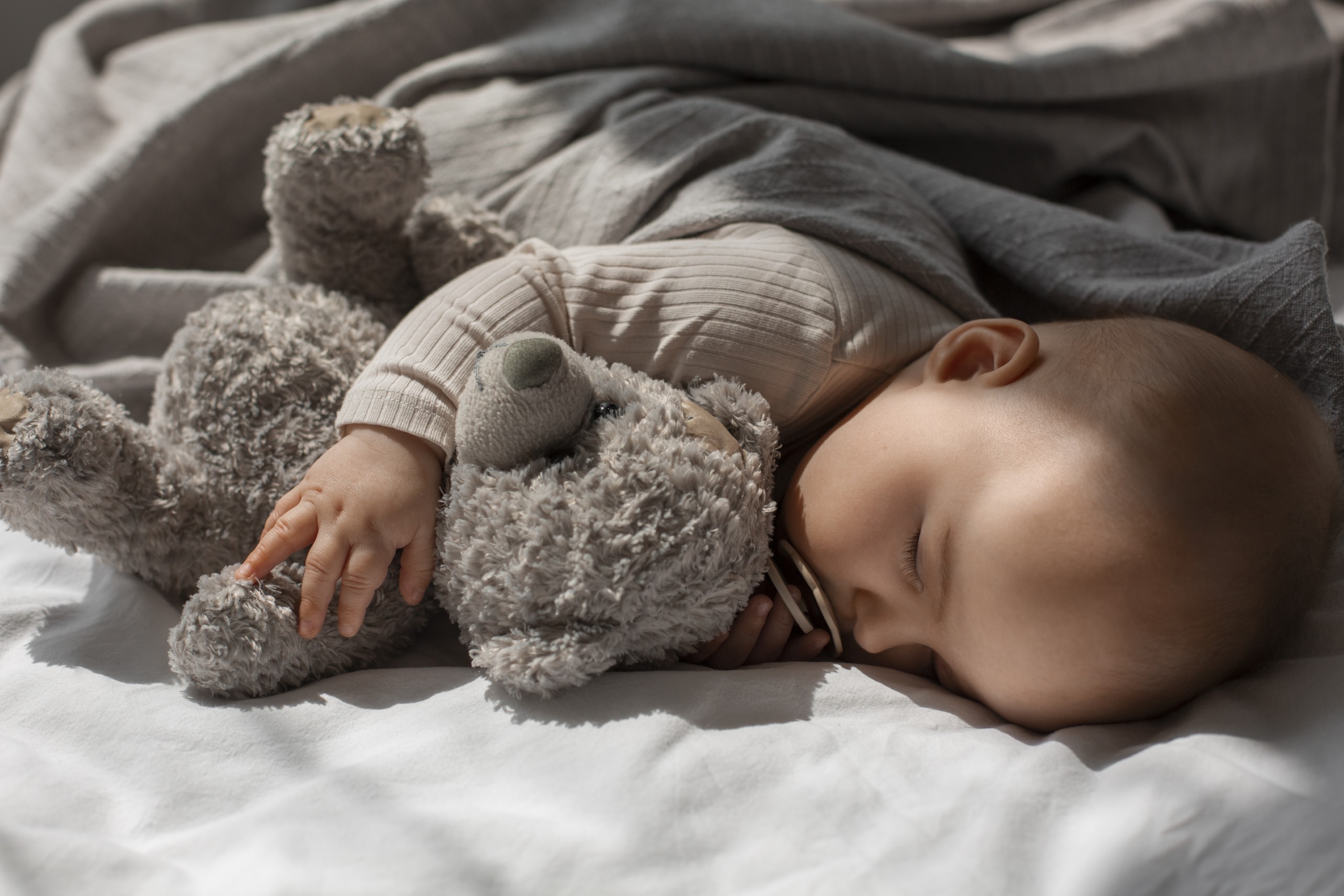 baby-mit-kuscheltier-schlafend_1