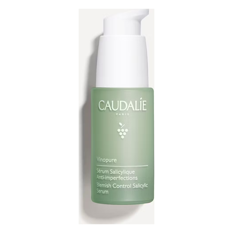 Grünes Glasfläschchen mit Pumpspender, enthält salicylsäurehaltiges Serum gegen Unreinheiten von Caudalie.