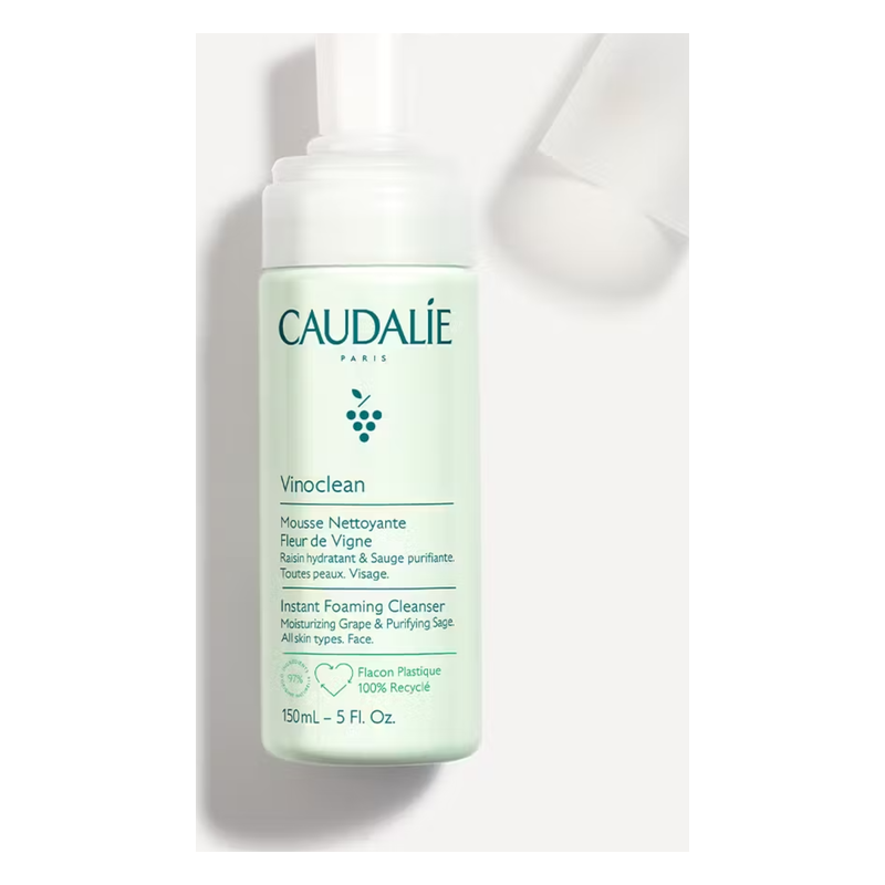 Flasche mit schaumiger Reinigungsmousse von Caudalie, grün mit weißen Details, für alle Hauttypen geeignet.