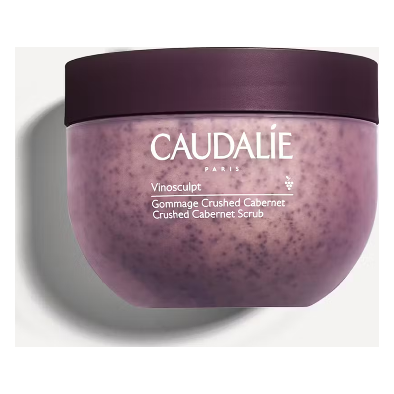 Runde, lila Verpackung des Caudalie Vinosculpt Gommage Crushed Cabernet mit einem dunklen Deckel.