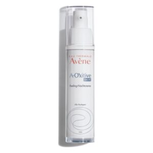Flasche mit Avene A-Oxitive Nacht Peeling-Nachtcreme, mit Pumpmechanismus, auf weißem Hintergrund.