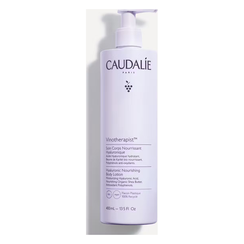 Flasche mit hyaluronhaltiger Körperlotion von Caudalie, lila Verpackung mit Pumpe, 400ml.