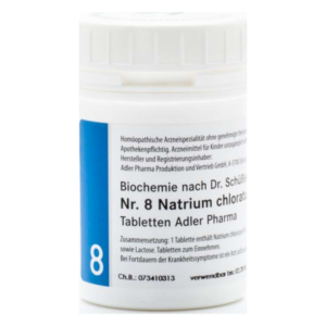 Weißes Röhrchen mit Schraubverschluss, Aufschrift zu homöopathischen Natriumchlorat-Tabletten von Adler Pharma.