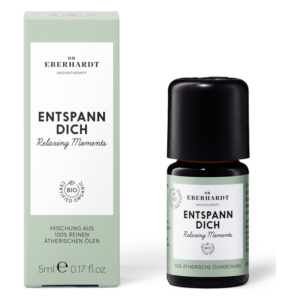 Eine Flasche ätherisches Öl mit grünem Etikett und schwarzem Deckel, verpackt in einer passenden Schachtel.