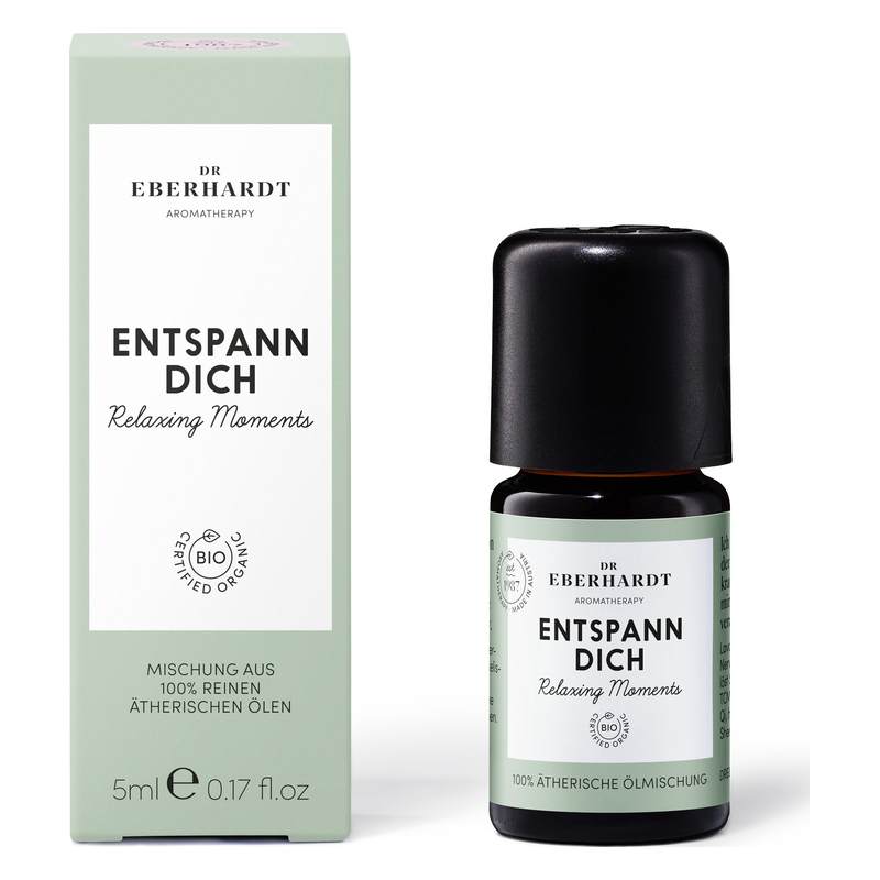 Eine Flasche ätherisches Öl mit grünem Etikett und schwarzem Deckel, verpackt in einer passenden Schachtel.
