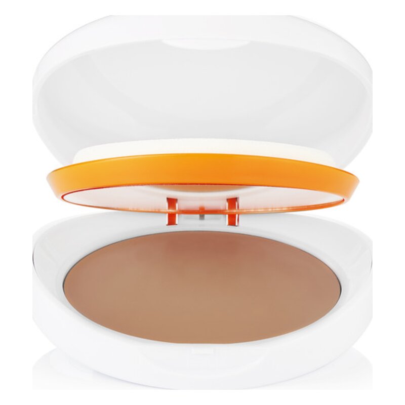 Offene Kosmetikdose mit braunem Puder und einem weißen Applikator im Inneren, orangefarbener Deckel.