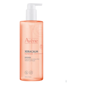Flasche mit Avène XeraCalm Duschgel für empfindliche, trockene Haut in einem transparenten Behälter mit Spender.
