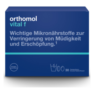 Verpackung von orthomol vital f mit blauer Grundfarbe, Hinweis auf Mikronährstoffe gegen Müdigkeit und Erschöpfung, Orangengeschmack.