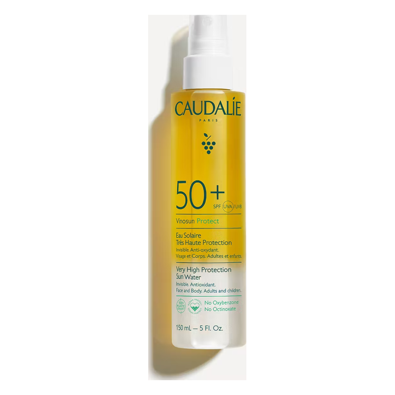 Sonnenschutzspray mit 50+ SPF in einer transparenten Flasche, geeignet für Gesicht und Körper, antioxidativ und für Erwachsene sowie Kinder.