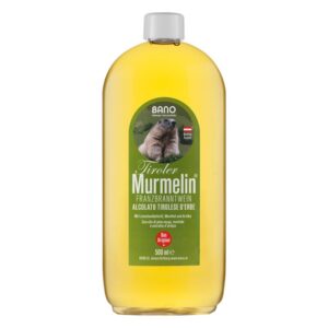 Flasche mit gelbem Tiroler Murmelin, einer Kräuterbranntwein, mit einem Bild eines Murmeltiers auf dem Etikett.