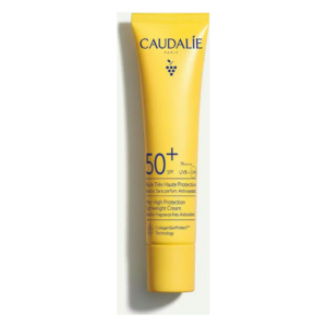 Sonnenschutzcreme in gelber Tube mit 50+ SPF, Hinweis auf hohe UV-Schutzwirkung und antioxidative Eigenschaften.