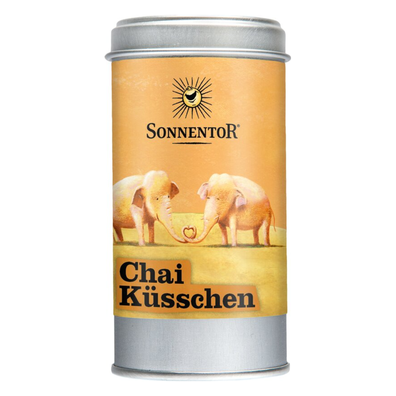 Dosenverpackung für "Chai Küsschen" von Sonnentor mit zwei Elefanten, die Herz ziehen. Leuchtend orange Hintergrund.