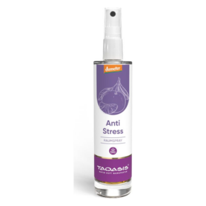 Raumspray in transparenter Flasche mit lila Etikett, beschriftet mit 'Anti Stress' und biologischer Qualität.