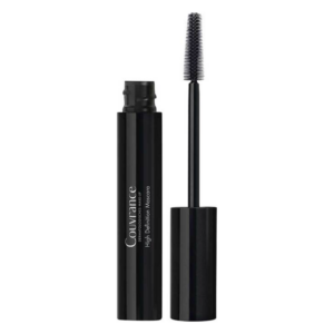 Schwarze Mascara mit einem langen, feinen Bürstchen in einer eleganten Verpackung.