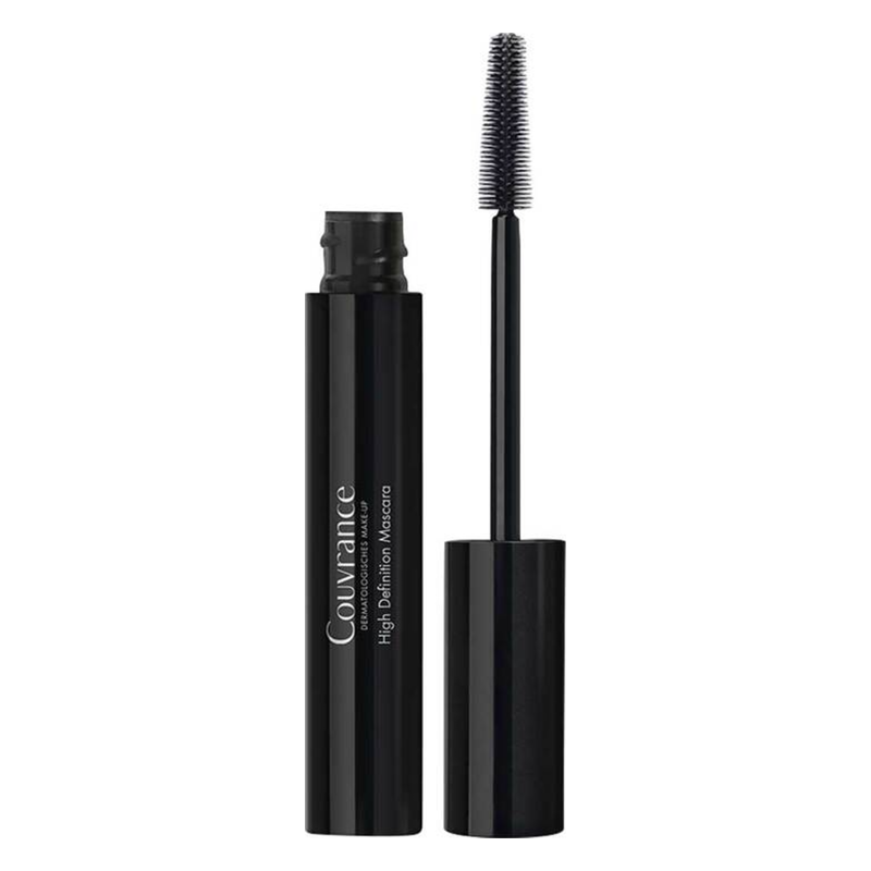 Schwarze Mascara mit einem langen, feinen Bürstchen in einer eleganten Verpackung.