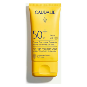 Gelbe Sonnencreme mit SPF 50+, wasserfest und anti-aging, von der Marke Caudalie, in einer Tube verpackt.