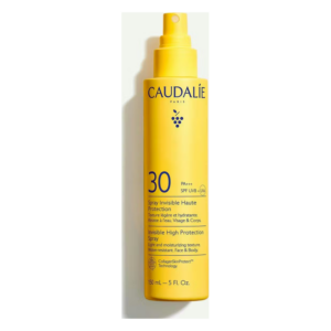 Sonnenschutzspray von Caudalie mit SPF 30 in gelber Plastikflasche, wasserfest und für Gesicht und Körper geeignet.