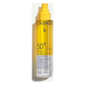 Sprühflasche mit Sonnenwasser von Caudalie, sehr hoher Sonnenschutzfaktor 50+, wasserresistent.