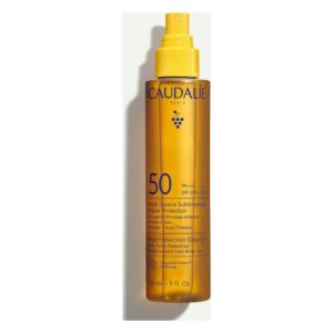 Sonnenöl in einer transparenten Sprühflasche mit gelber Flüssigkeit und Sonnenschutzfaktor 50.