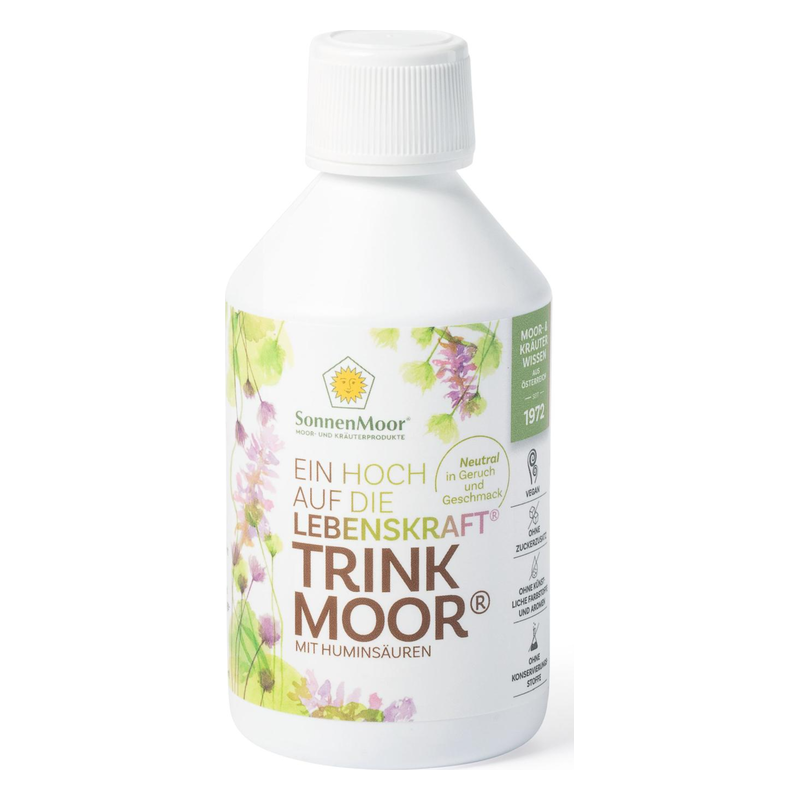 Flasche mit mischfarbigem Etikett von SonnenMoor, enthält "Trink Moor" mit Huminsäuren, neutral im Geruch und Geschmack.